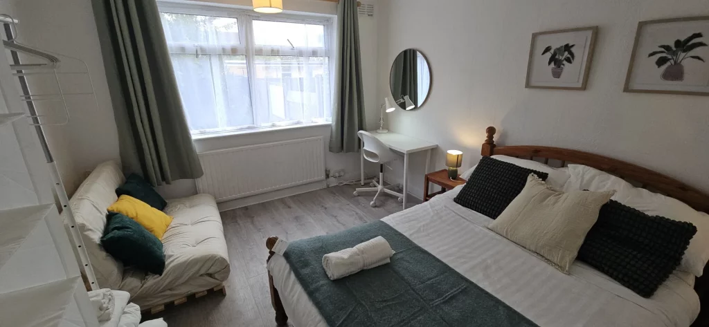 Bedroom 1 - Double bed & Futon